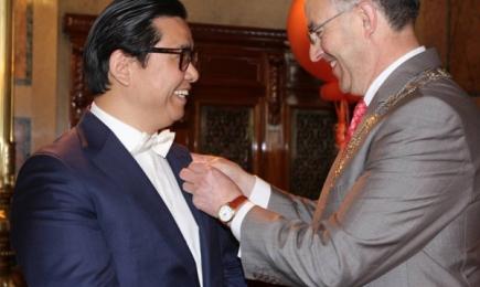 wJames Wang krijgt van de Rotterdamse burgemeester Aboutaleb een lintje als Lid in de Orde van Oranje-Nassau.